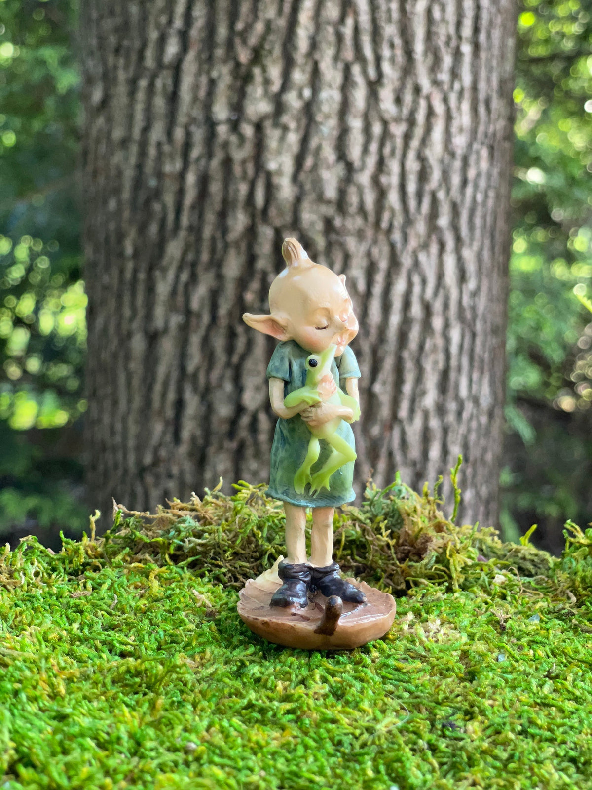 3.5" Woodland Pixie Hugging Frog Figurine – Fairy Garden Whimsical Elf Statue