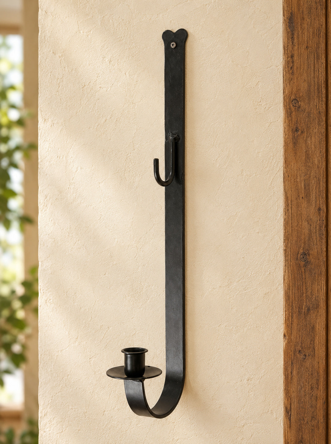 Black Iron 18" Wall Mount Hand-Crafted Holiday Wreath & Taper Candle Holder