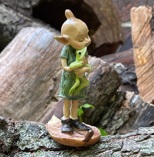 3.5" Woodland Pixie Hugging Frog Figurine – Fairy Garden Whimsical Elf Statue – detail view